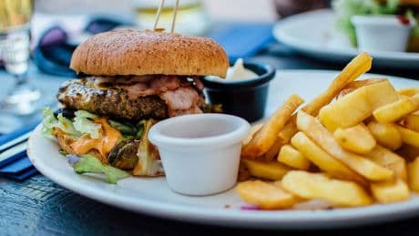 Dieta: quali cibi fanno ingrassare di più dopo i 50 anni