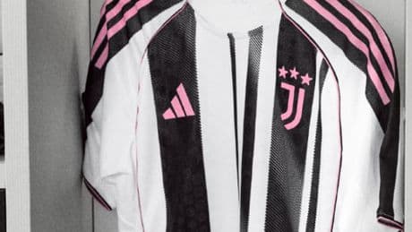 Ecco la nuova maglia della Juventus per la stagione 2025/26: sui social fa già discutere i tifosi | Foto