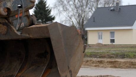 Schlechte Zahlen vom Wohnungsbau: Es braucht mehr als „rollende Bagger“