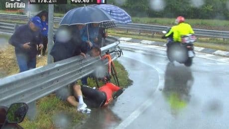 Brutal caída de un ciclista de Ineos contra un quitamiedos en el Giro