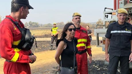 El Gobierno no asumirá el mando de los incendios sin petición autonómica y acusa al PP de "demagogia" por pedir más medios