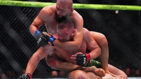 Khamzat Chimaev doblega a Du Plessis y se corona nuevo campeón del peso medio de la UFC