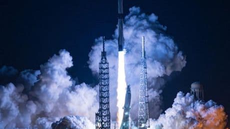 Bezos logra por fin lanzar su supercohete para competir con Musk