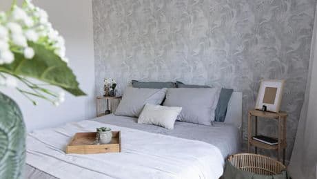 Papel pintado para dormitorio: 8 ideas para un cambio deco