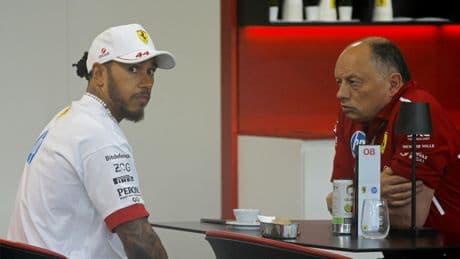 «Vous voulez que je reste derrière lui toute la course ? »: Ferrari désamorce la polémique après les propos de Lewis Hamilton