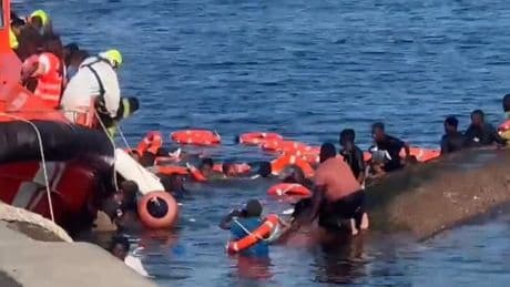 Ein Boot aus Westafrika kentert im Hafen der Insel El Hierro