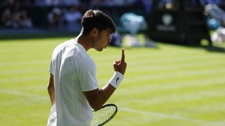 Alcaraz sufre más de lo esperado en su debut en Wimbledon