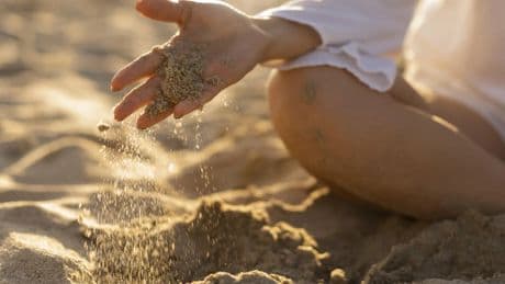 Adiós a volver de la playa llenos de arena: la solución para eliminarla fácilmente es barata