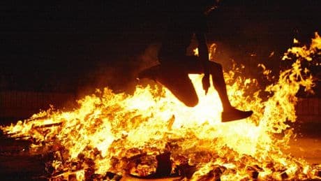 BBVA: instrucciones para saltar la hoguera de Sant Joan