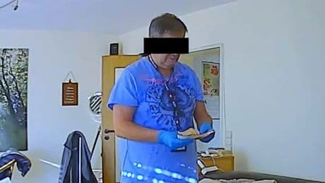 BILD zeigt exklusive Fotos - Hier beklaut ein Kripo-Beamter einen Toten