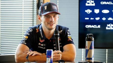 Verstappen bevestigt dat hij ook in 2026 voor Red Bull rijdt