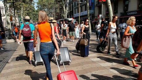 España bate récord de turistas internacionales hasta junio con 44,5 millones, un 4,7% más