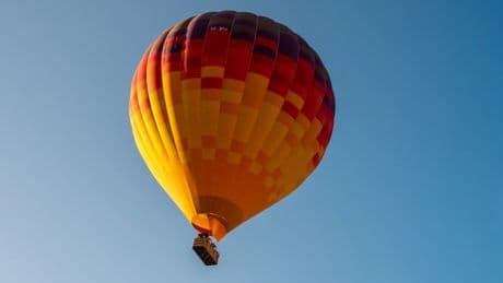 Un muerto y cinco heridos graves tras estrellarse un globo con 34 ocupantes por un cambio brusco de viento
