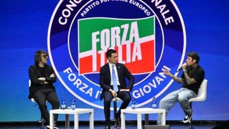 La svolta di Fedez ospite di Forza Italia. Attacca la sinistra e difende Berlusconi