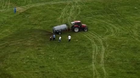 Diese Aktion ist sch**** - Bauern verteidigen mit Gülle ihr Feld