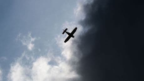 Flugverkehr: Oldtimer-Flugzeug muss auf Feld notlanden