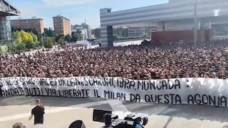 &quot;Liberate il Milan&quot;: contestazione furiosa, migliaia di tifosi sotto la sede. Cori pro Maldini