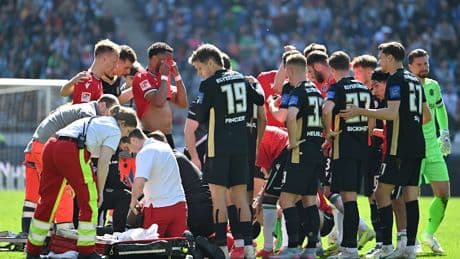 Nach Horror-Verletzung - 96-Star kehrt an Krücken ins Stadion zurück