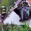 Auto belandt in Duitse tuin, schept jongen (7) op trampoline op en eindigt in dak van schuur