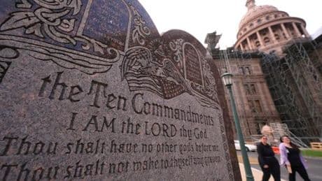 Un juge fédéral bloque une loi au Texas imposant l’affichage des dix commandements de la Bible dans les écoles