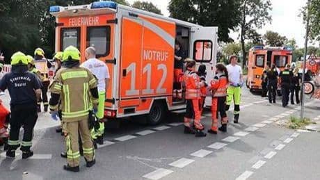 Almanya'da bir araç kalabalığın arasına daldı: Çok sayıda yaralı var!