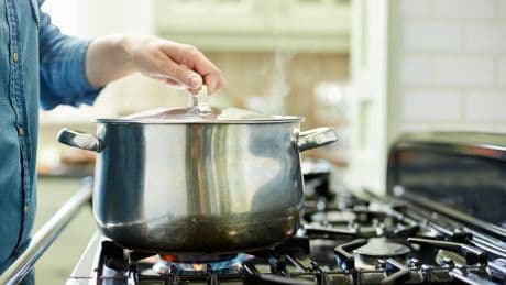 Cleverer Tipp: So können Sie den Topfdeckel beim Kochen geschickt ablegen
