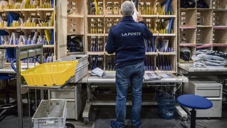 « L’objectif n’est plus de distribuer le courrier » : comment La Poste est devenue une machine à broyer ses salariés