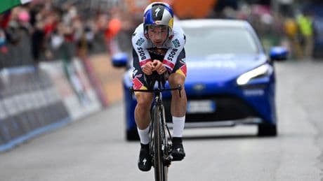 Cronometro sotto il diluvio a Pisa: Del Toro resta in rosa ma Roglic rimonta