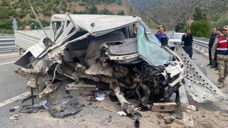 Korkunç kaza! Kamyonet bariyerlere çarptı: Ölü ve yaralılar var