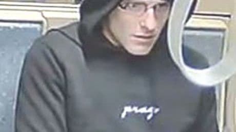 Polizei sucht ihn mit diesen Fotos - Sexualstraftäter ejakuliert in Tram auf Frau
