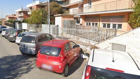 Roma, spari contro un palazzo ad Acilia: turista 19enne affacciata al balcone ferita a un ginocchio. I colpi partiti da un'auto