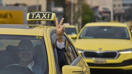 Nederlandse toeristen opgelicht door Griekse taxichauffeur: bijna 300 euro voor ritje van 4 kilometer