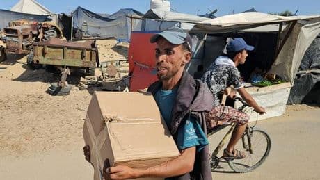 Gazakrieg : Palästinenser stürmen Lebensmittelverteilungszentrum im Gazastreifen