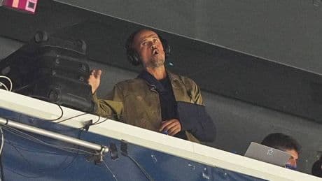 La revolución de Luis Enrique para "controlarlo todo": dirige la primera parte desde la tribuna de prensa y la segunda desde el banquillo