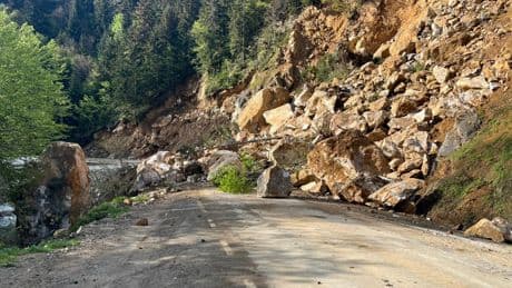 Giresun'da heyelan: Yol ulaşıma kapandı