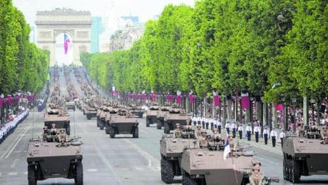 Macron mostra i muscoli. Mega-parata del 14 luglio: francesi pronti al riarmo
