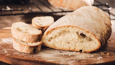 Ni tostadora, ni freidora de aire: el truco para recuperar el pan duro y que parezca recién hecho
