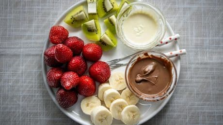 Del yogur al chocolate: estos son los alimentos que cuidan la microbiota intestinal y alivian la fibromialgia en España