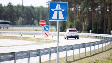 Bei Offenburg: „Vom Verkehr genervt“ – Frau tanzt auf Autobahn