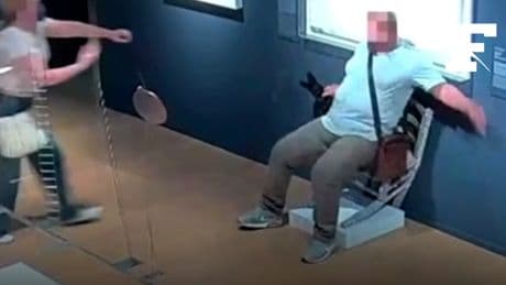 Chaise de Van Gogh détruite par un visiteur : le musée a porté plainte, l’artiste applaudit une «performance»