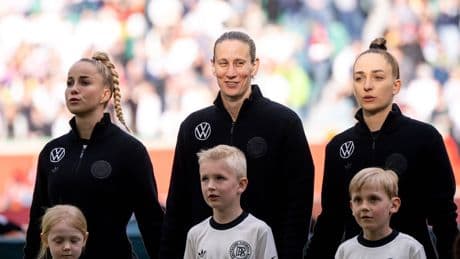 EM-Star Ann-Katrin Berger sticht bei Nationalhymne heraus – was dahintersteckt