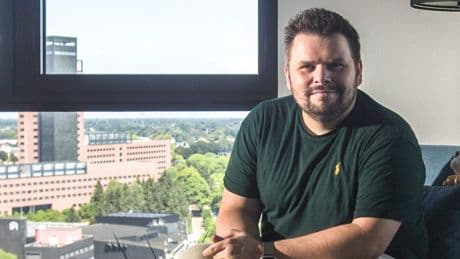 Thomas van Groningen zes weken lang te zien in Oranjezomer: ’Je moet niet iedere dag met je kop op tv willen’