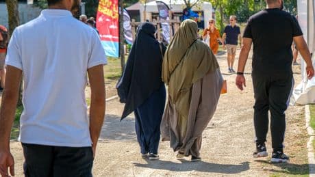 Réseaux tentaculaires, organisation secrète, quartiers islamisés... Le rapport choc sur les Frères musulmans qui veulent instaurer la charia en France