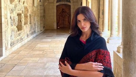 El 'look' cargado de significado de la primera participante de Palestina en Miss Universo