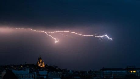 Orages : deux morts à la suite de chutes d’arbres, 44 départements en vigilance orange