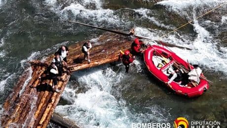 Los bomberos rescatan a seis nabateros atrapados durante el Descenso del Cinca en Aínsa (Huesca)