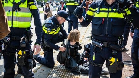 Politie treedt hard op tegen gewelddadige demonstranten Radboud, politiehond bijt pro-Palestijnse activist in been