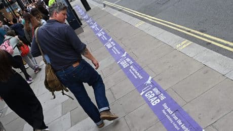 Shoppende telefoondieven teisteren winkelpubliek van Oxford Street: per jaar duizenden toestellen geroofd
