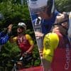 KIJK. Bryan Coquard breekt vinger bij aanpakken van eetzakje, maar komt zowaar nog op tijd aan