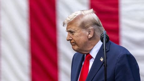 España vendió 6.000 millones de deuda estadounidense en un mes tras las amenazas de Trump